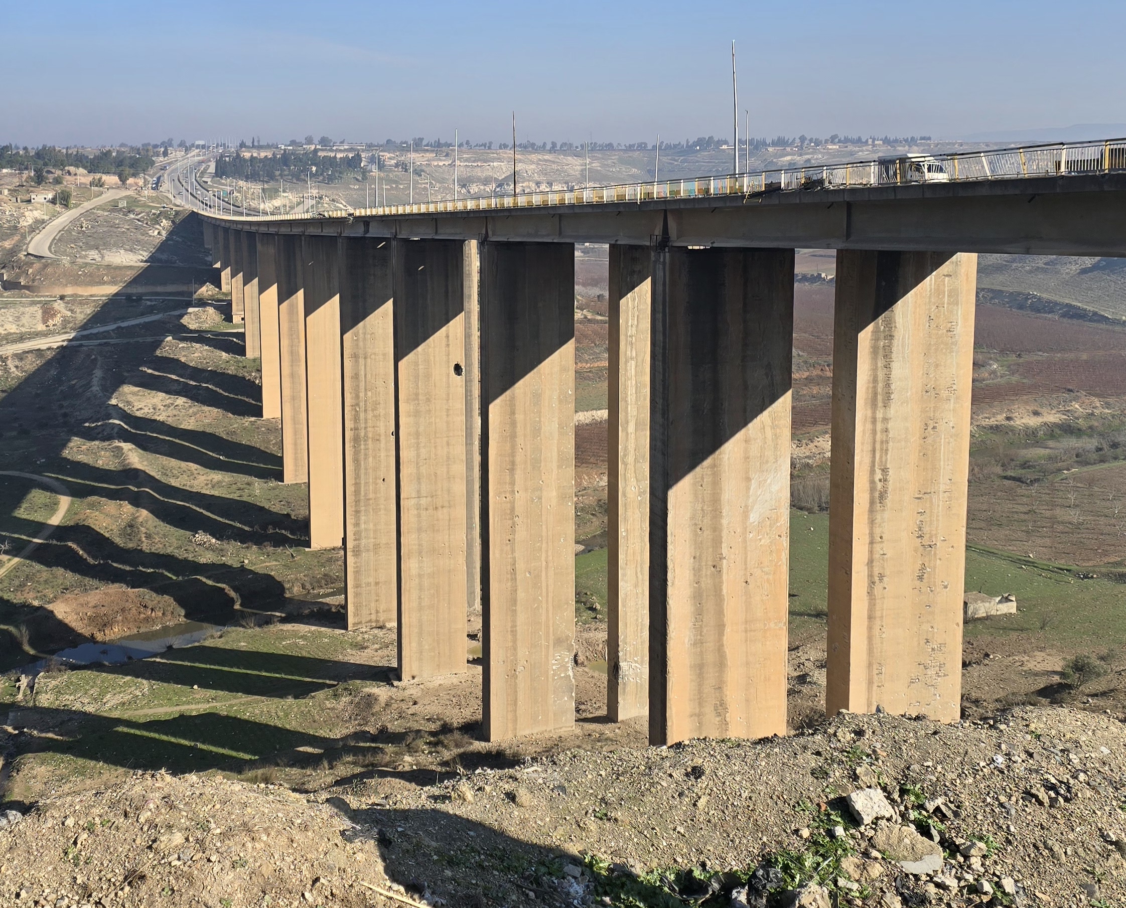 جسر الرستن في سوريا – تقييم السلامة الإنشائية وتصميم التدعيم بعد الأضرار الناتجة عن استهدافه بالصواريخ